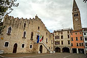 Portogruaro - Piazza della Repubblica con la loggia comunale e il campanile romanico del duomo di S. Andrea (XII sec) 